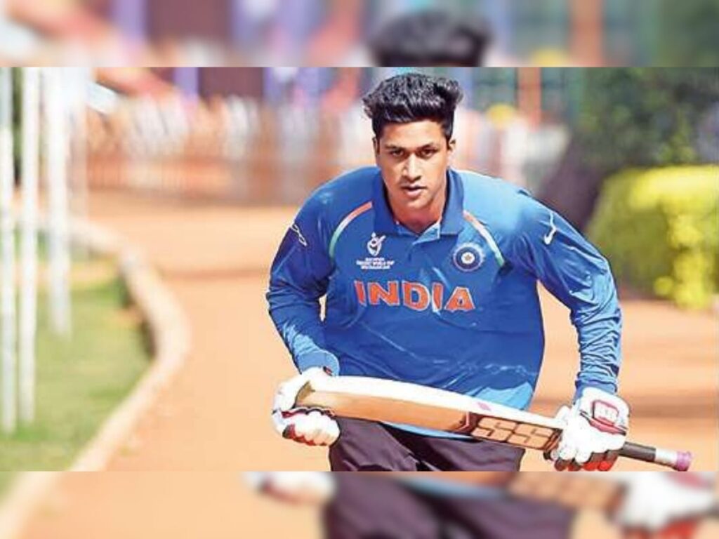 LPL 2026 में मैच फिक्सिंग के आरोप में गिरफ्तार पूर्व अंडर-19 क्रिकेटर मनजोत कालरा की क्रिकेट खेलते हुए तस्वीर, साथ में गिरफ्तारी और श्रीलंका में कार्रवाई से जुड़ी खबर।